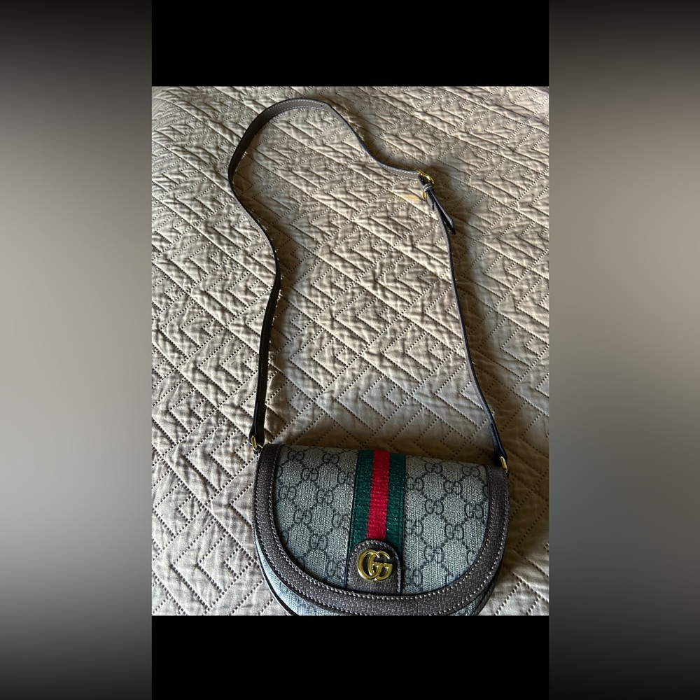 Gucci crossbody signature bag